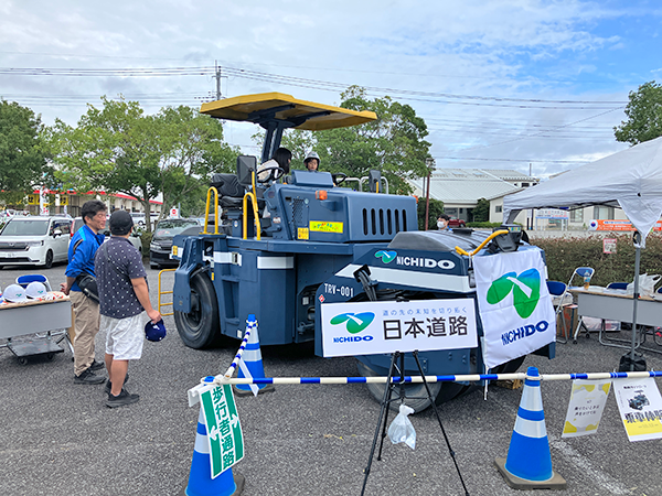 道路舗装機械（8ｔ振動タイヤローラ）の展示