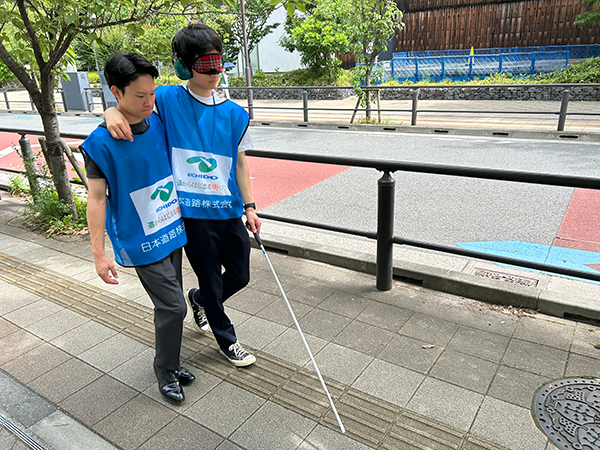 点字ブロックをたよりに歩く様子