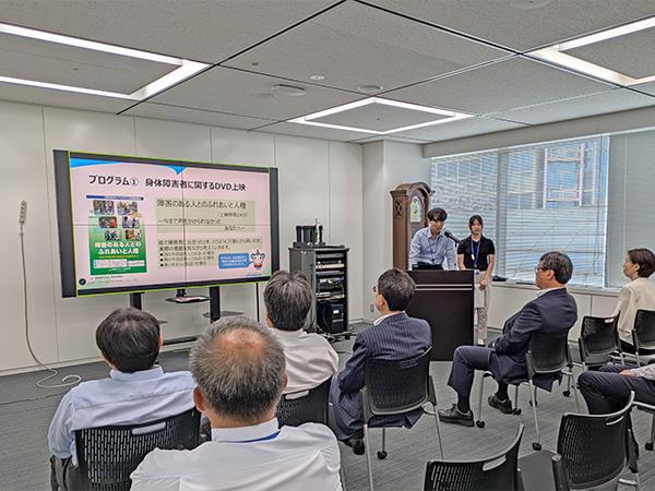 新入社員による報告会の様子