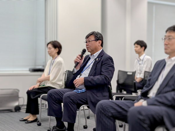 石井社長（写真中央）による講評